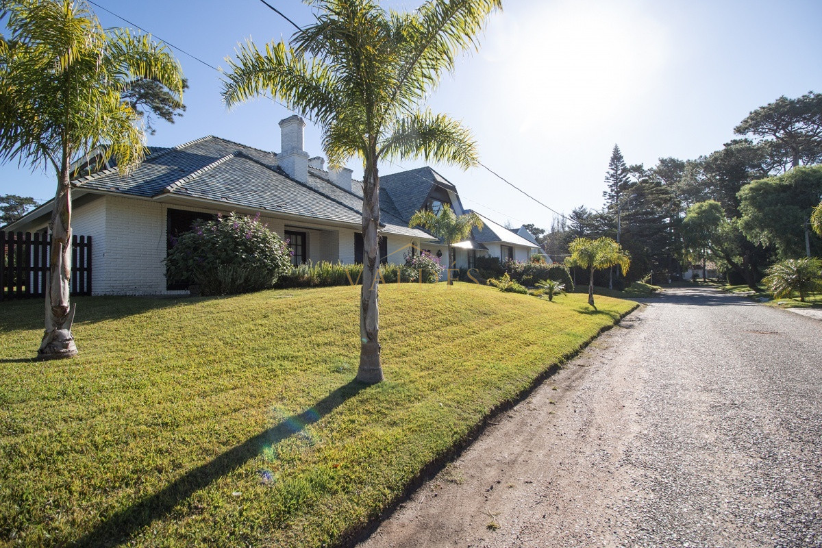 Casa ID.1689 - Venta de casa de 4 dormitorios más dependencia y hermosa piscina con gran parque en Playa Mansa, Punta del Este