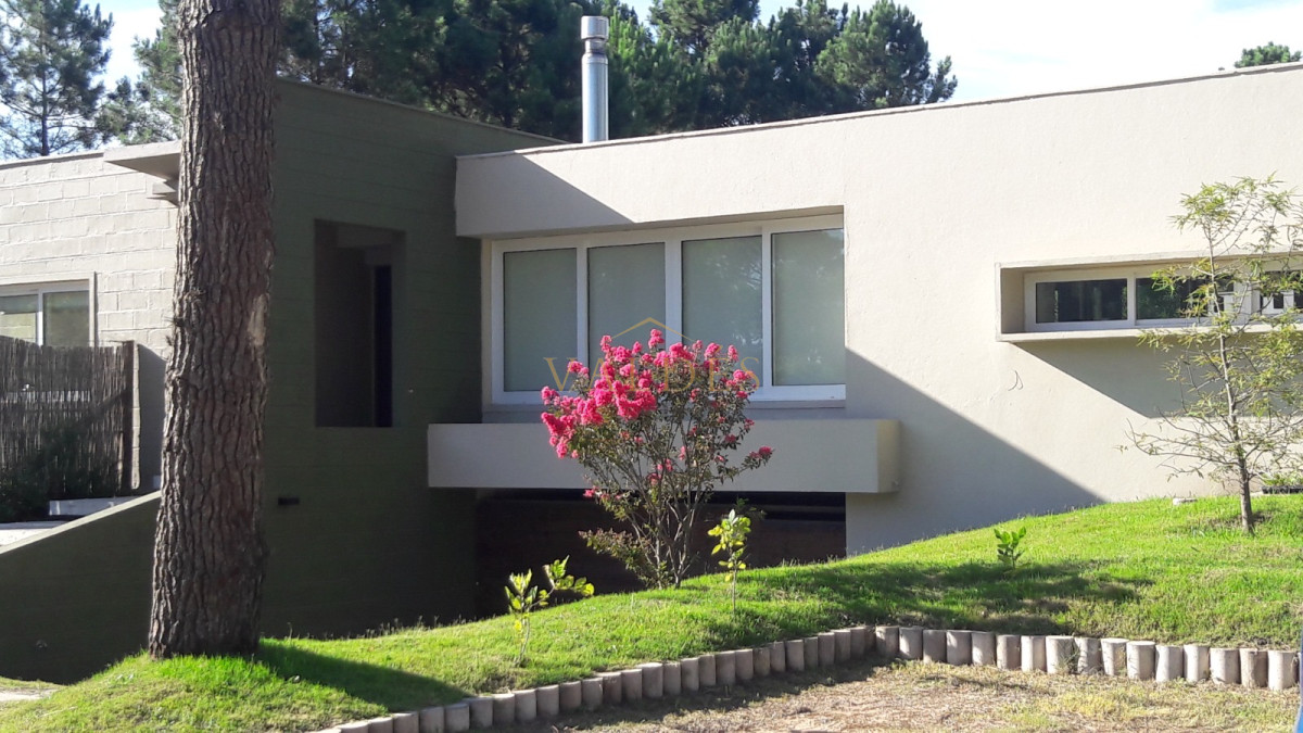Casa ID.4723 - Casa de 5 dormitorios con piscina climatizada y barbacoa. Gran parque en Burnett zona Pinares