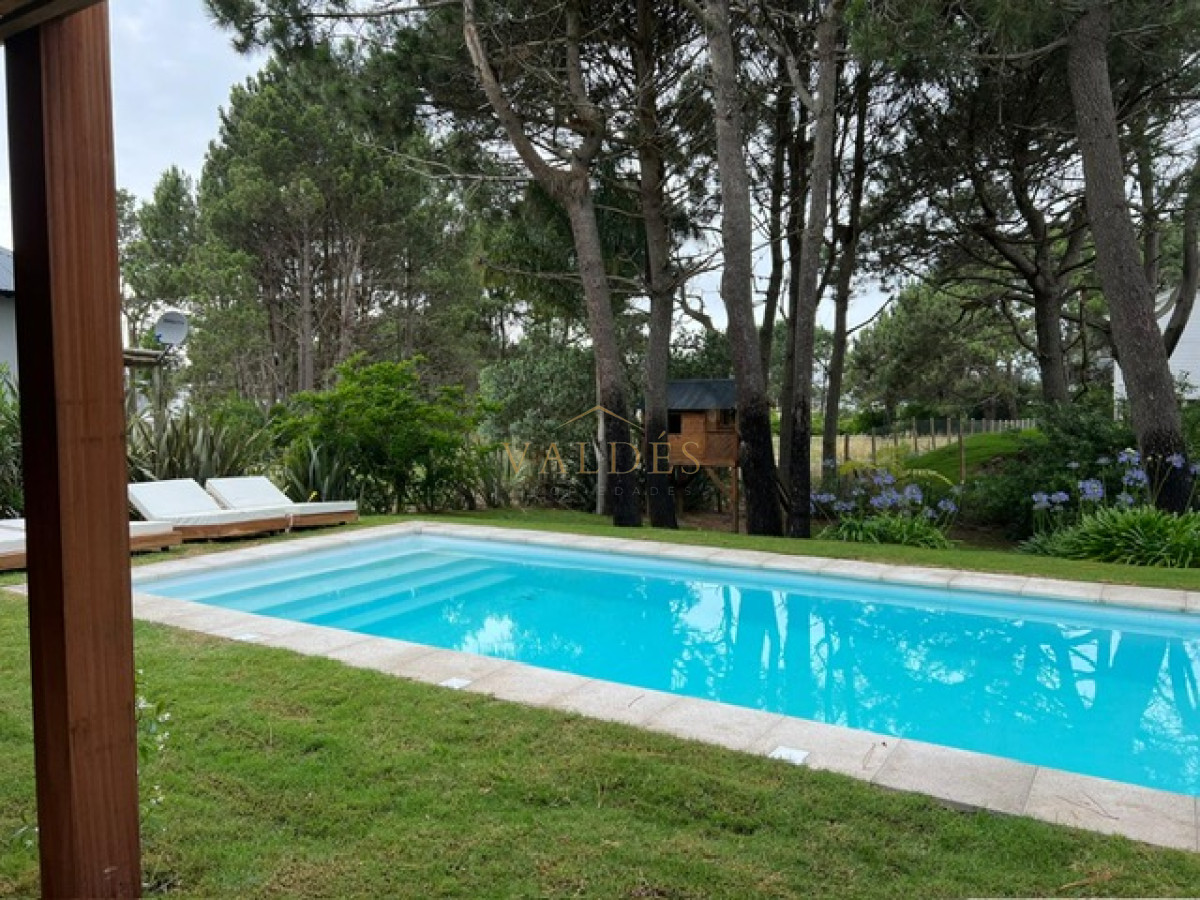 Casa ID.5198 - Excelente casa moderna de 4 Dormitorios más dependencia en barrio privado Pinar del Faro, José Ignacio 