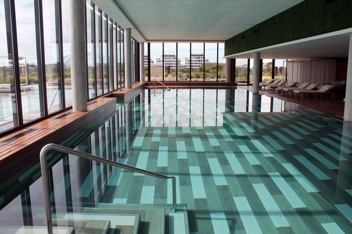 Apartamento ID.5382 - Espectacular Apartamento de 2 Dormitorios y Medio, piso alto, Torre Surfside, Punta del Este