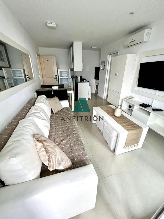 Apartamento ID.180 - Apartamento de 1 Dormitorio en Torre con Servicios, Cerca del Mar - Alquiler Anual, Punta del Este