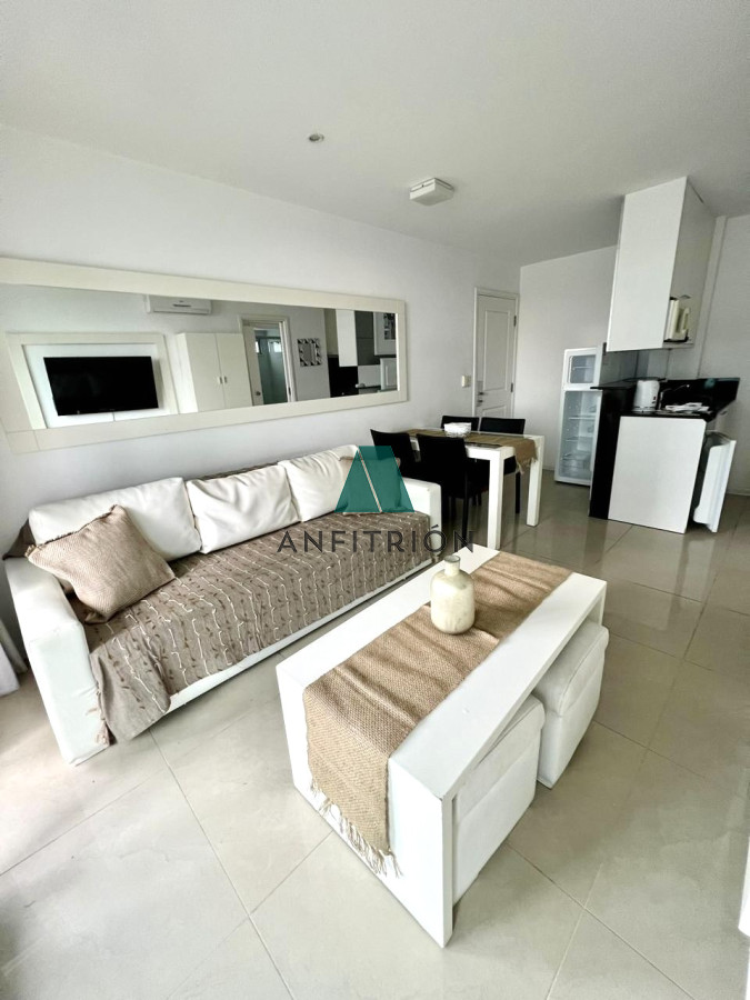 Apartamento ID.180 - Apartamento de 1 Dormitorio en Torre con Servicios, Cerca del Mar - Alquiler Anual, Punta del Este
