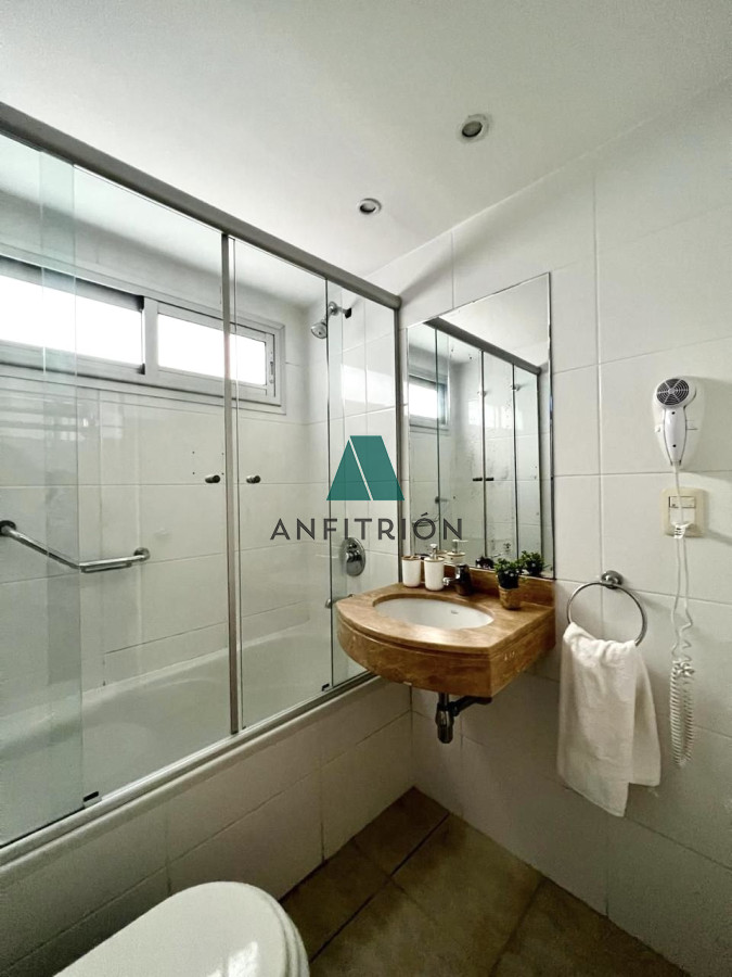 Apartamento ID.180 - Apartamento de 1 Dormitorio en Torre con Servicios, Cerca del Mar - Alquiler Anual, Punta del Este