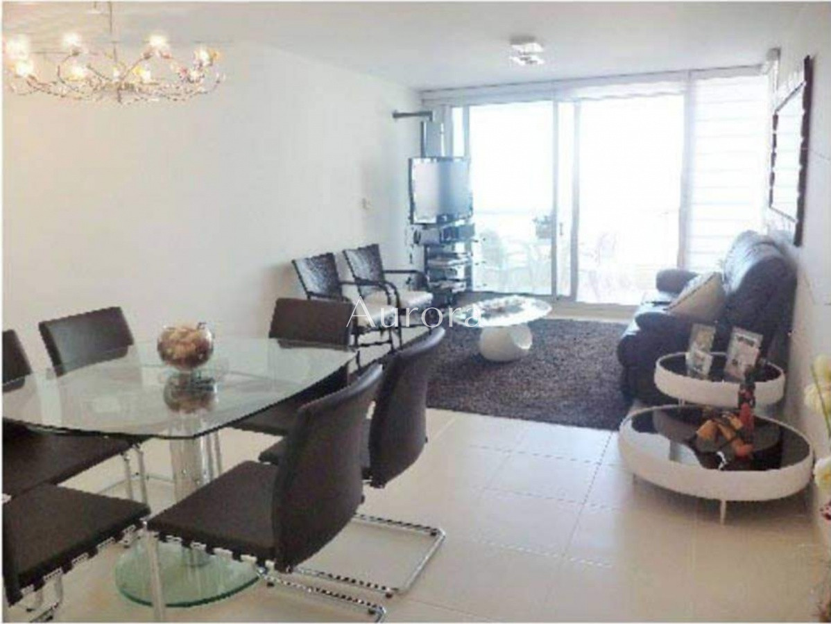 Apartamento ID.88 - Apartamento de 2 Dormitorios a metros del mar y torre moderna, playa Mansa, Punta del Este