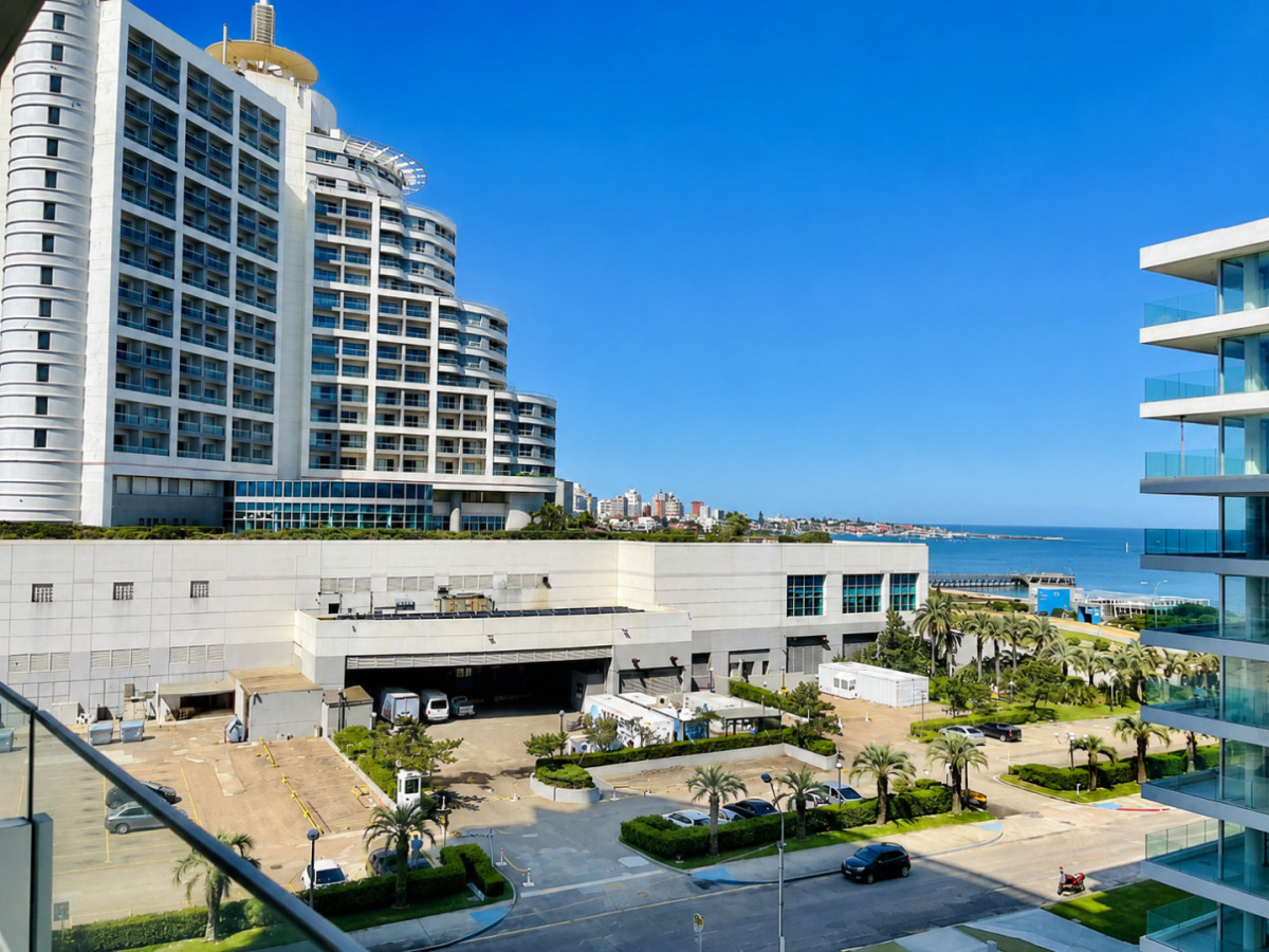 Apartamento de 2 Dormitorios a metros del mar y torre moderna, playa Mansa, Punta del Este