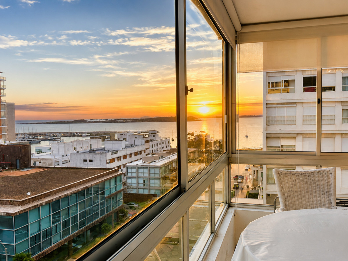 Venta de apartamento en Península de Punta del este con 3 dormitorios y 2 baños reciclado 