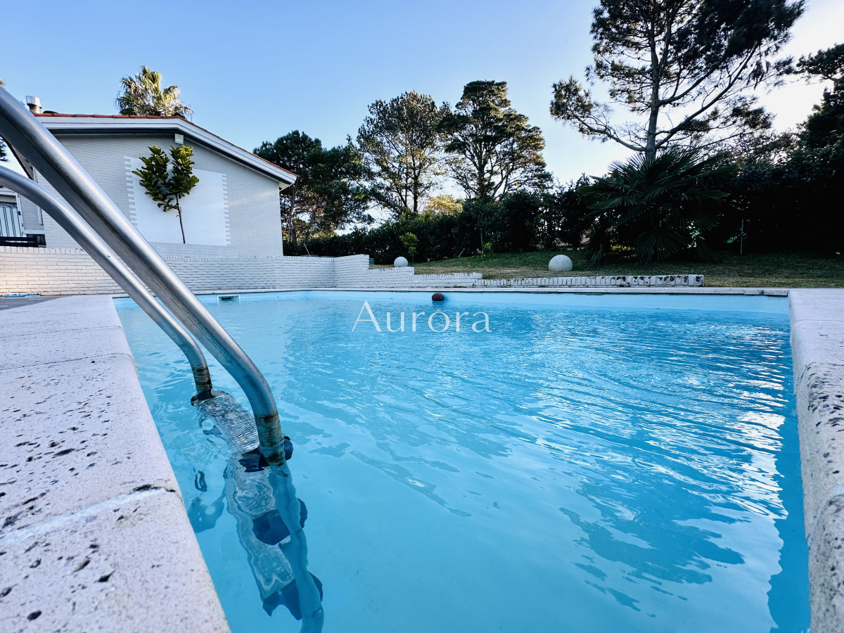 Casa ID.356 - Espectacular Casa Moderna de 5 Dormitorios con Piscina Climatizada y Barbacoa en Alquiler de Temporada, Punta del Este