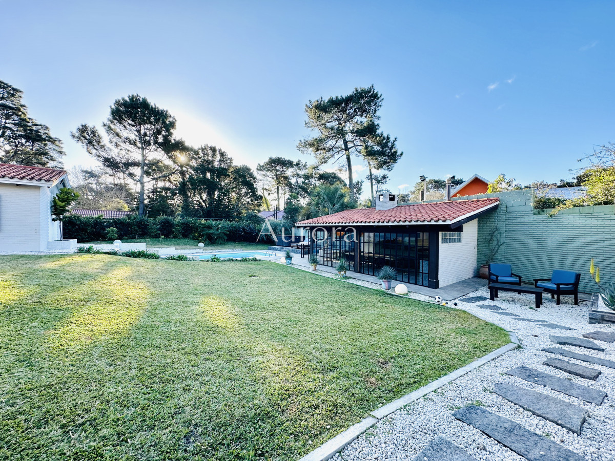 Casa ID.356 - Espectacular Casa Moderna de 5 Dormitorios con Piscina Climatizada y Barbacoa en Alquiler de Temporada, Punta del Este