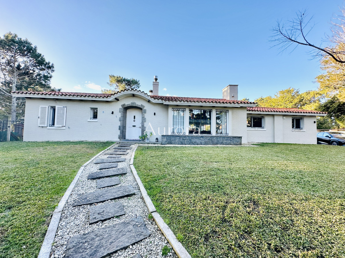 Casa ID.356 - Espectacular Casa Moderna de 5 Dormitorios con Piscina Climatizada y Barbacoa en Alquiler de Temporada, Punta del Este