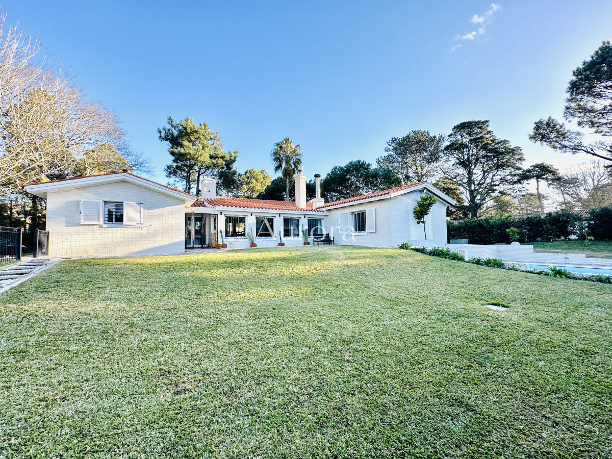 Casa ID.356 - Espectacular Casa Moderna de 5 Dormitorios con Piscina Climatizada y Barbacoa en Alquiler de Temporada, Punta del Este