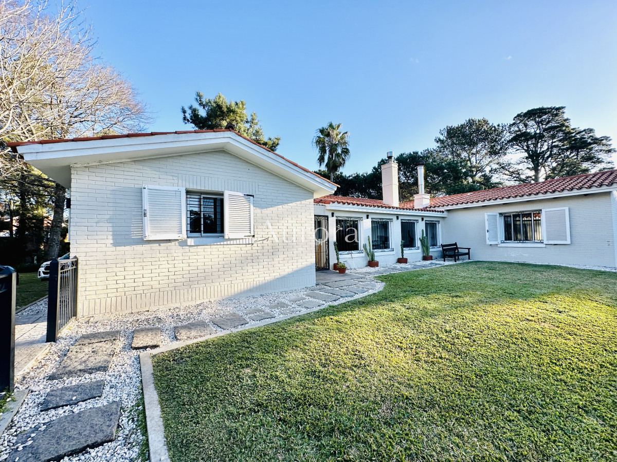 Casa ID.356 - Espectacular Casa Moderna de 5 Dormitorios con Piscina Climatizada y Barbacoa en Alquiler de Temporada, Punta del Este