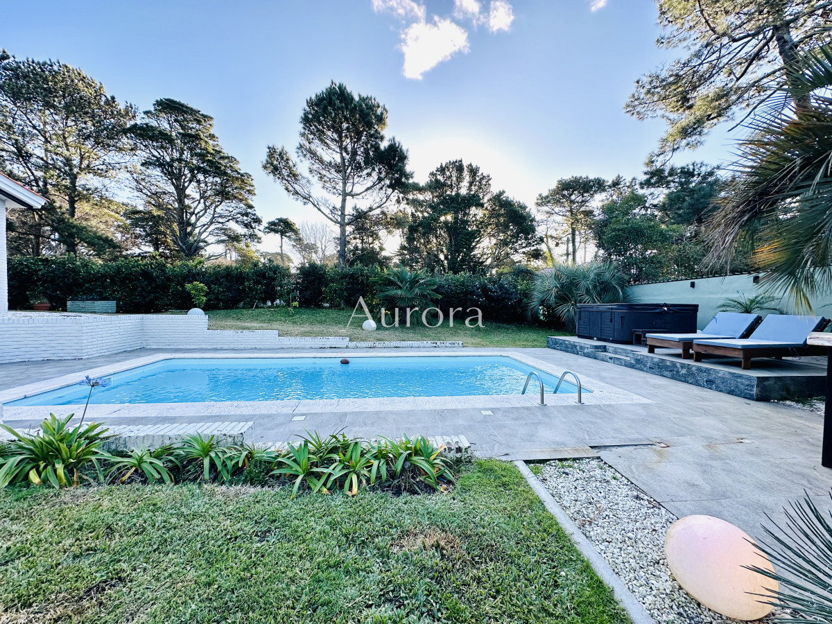 Casa ID.356 - Espectacular Casa Moderna de 5 Dormitorios con Piscina Climatizada y Barbacoa en Alquiler de Temporada, Punta del Este