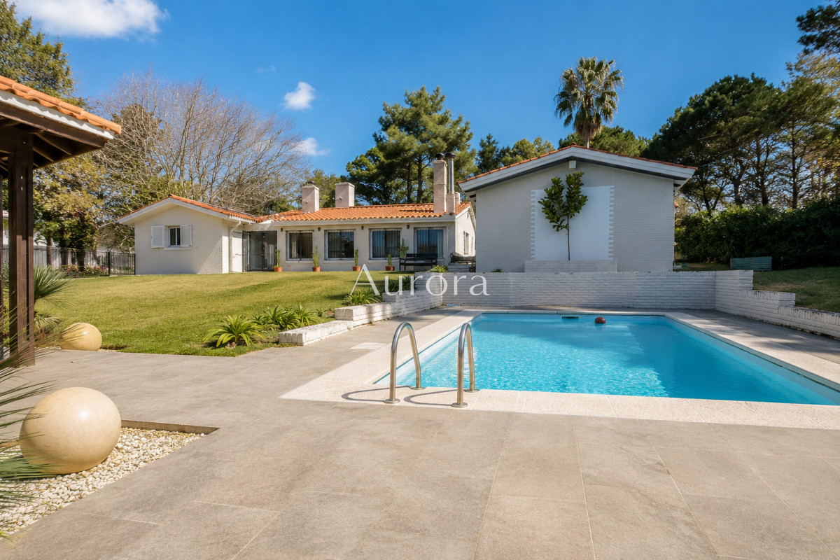 Casa ID.356 - Espectacular Casa Moderna de 5 Dormitorios con Piscina Climatizada y Barbacoa en Alquiler de Temporada, Punta del Este
