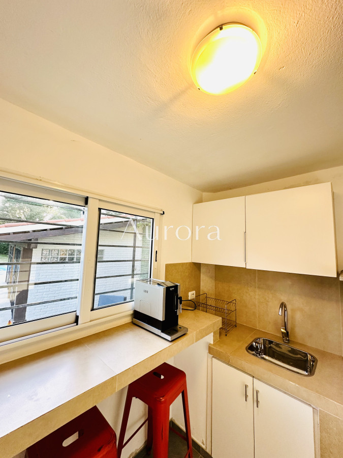 Casa ID.356 - Espectacular Casa Moderna de 5 Dormitorios con Piscina Climatizada y Barbacoa en Alquiler de Temporada, Punta del Este