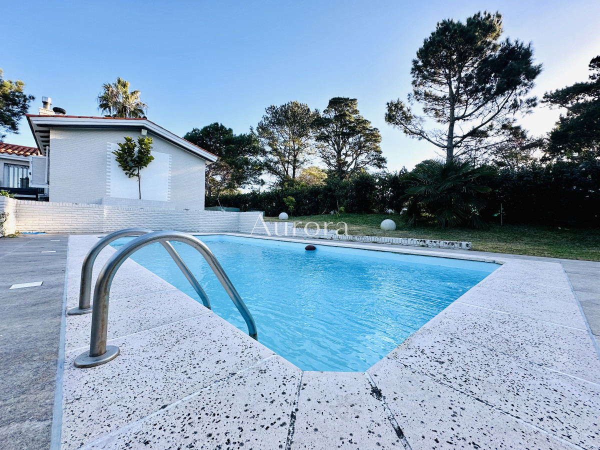 Casa ID.356 - Espectacular Casa Moderna de 5 Dormitorios con Piscina Climatizada y Barbacoa en Alquiler de Temporada, Punta del Este