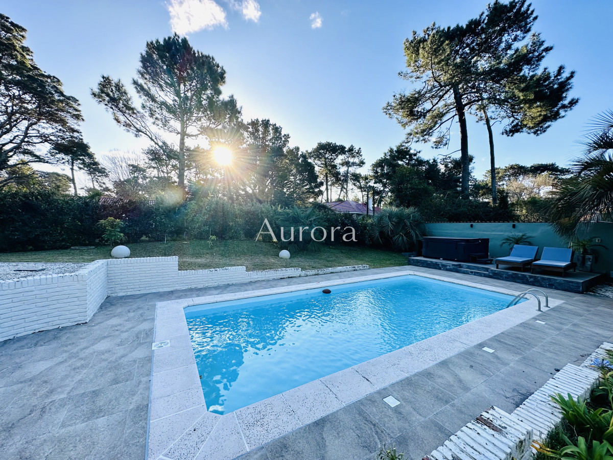 Casa ID.356 - Espectacular Casa Moderna de 5 Dormitorios con Piscina Climatizada y Barbacoa en Alquiler de Temporada, Punta del Este