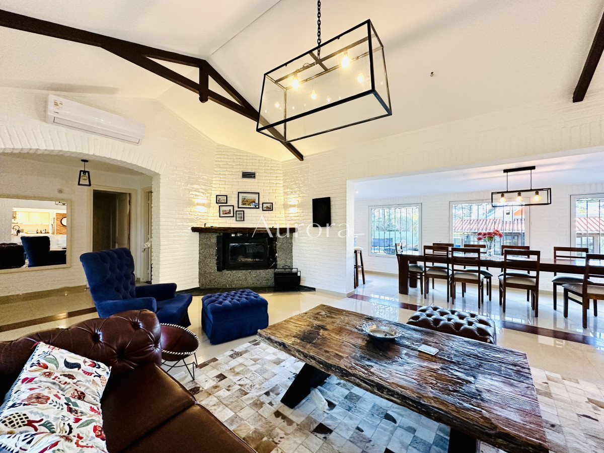 Casa ID.356 - Espectacular Casa Moderna de 5 Dormitorios con Piscina Climatizada y Barbacoa en Alquiler de Temporada, Punta del Este