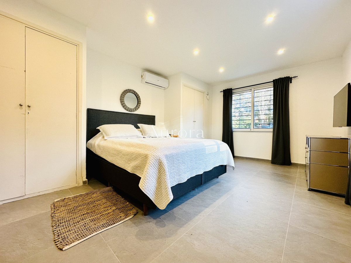 Casa ID.356 - Espectacular Casa Moderna de 5 Dormitorios con Piscina Climatizada y Barbacoa en Alquiler de Temporada, Punta del Este