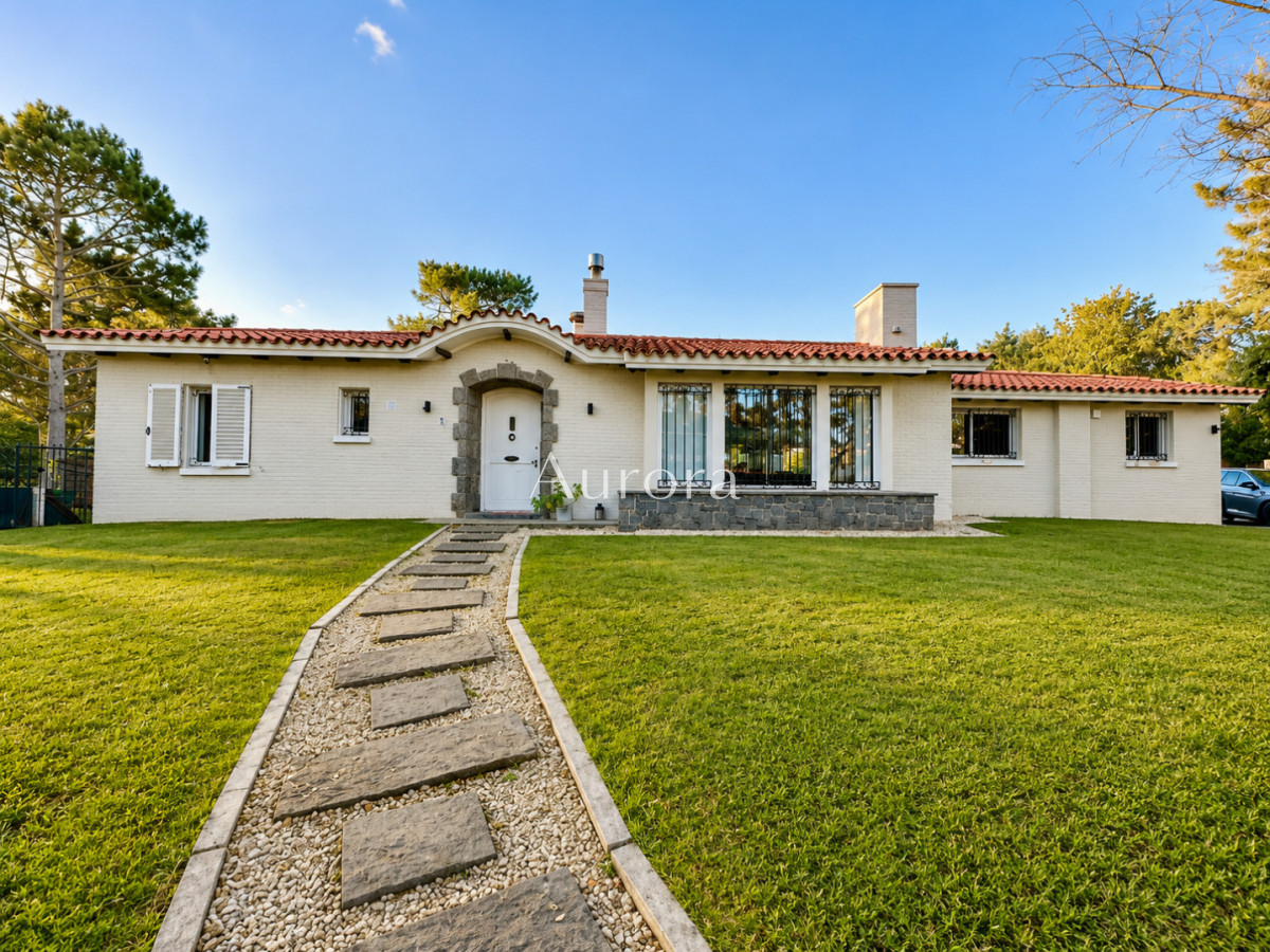 Casa ID.356 - Espectacular Casa Moderna de 5 Dormitorios con Piscina Climatizada y Barbacoa en Alquiler de Temporada, Punta del Este