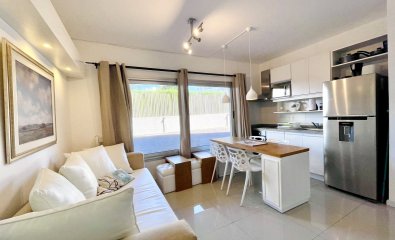 Venta de Moderno Apartamento de 1 Dormitorio a metros de Playa Brava en edificio con servicios