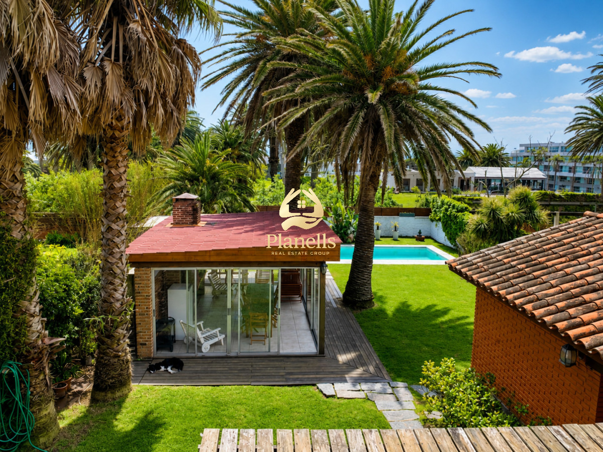 Casa ID.4590 - Espectacular Casa de 6 Dormitorios, Piscina y Barbacoa en la Península de Punta del Este