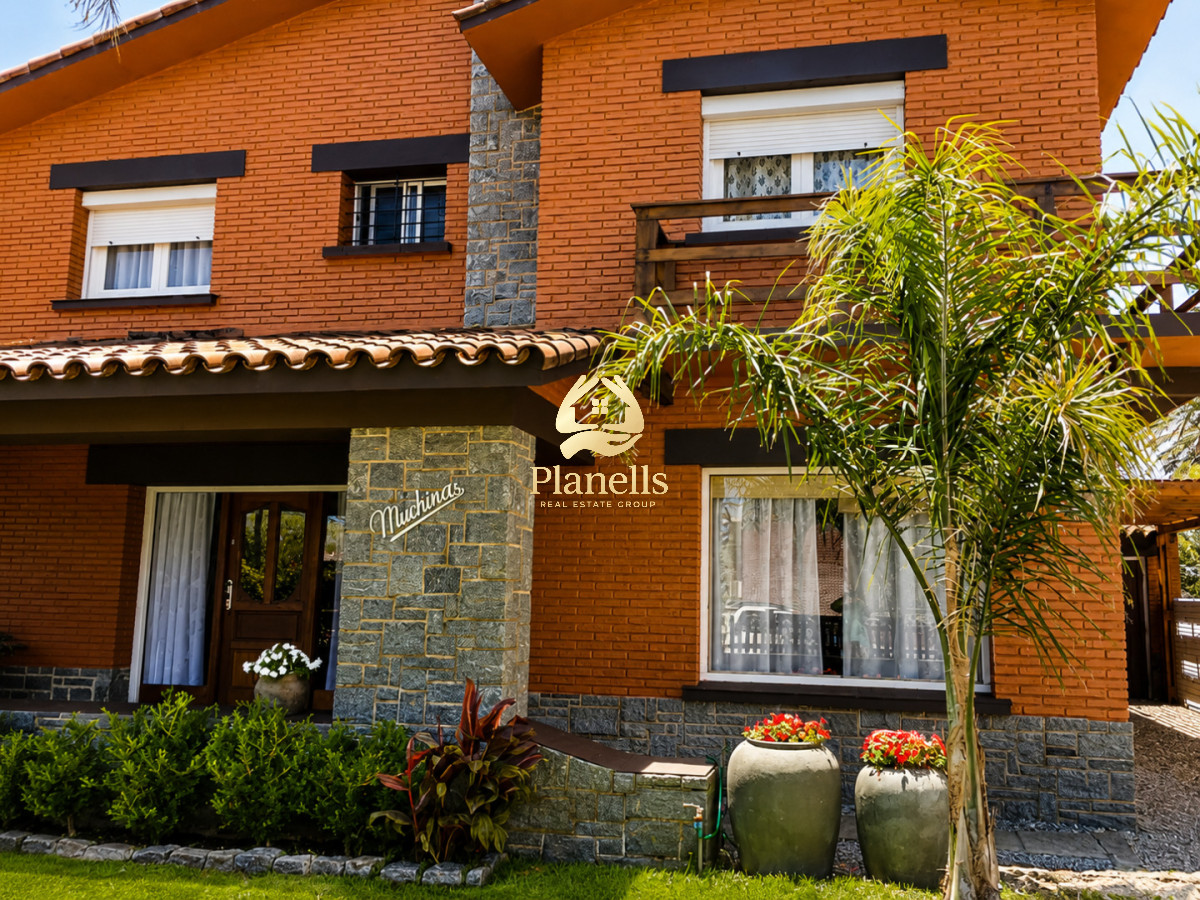 Casa ID.4590 - Espectacular Casa de 6 Dormitorios, Piscina y Barbacoa en la Península de Punta del Este