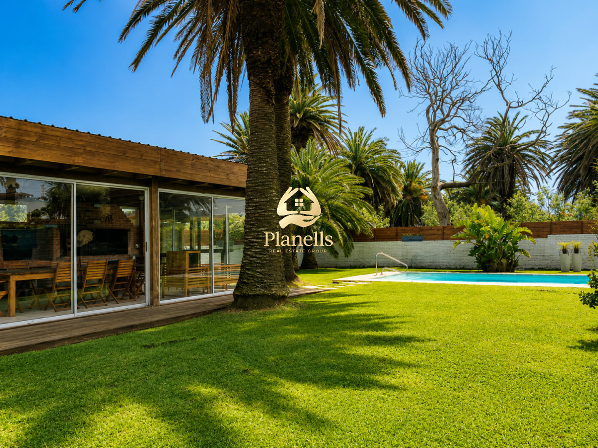 Casa ID.4590 - Espectacular Casa de 6 Dormitorios, Piscina y Barbacoa en la Península de Punta del Este
