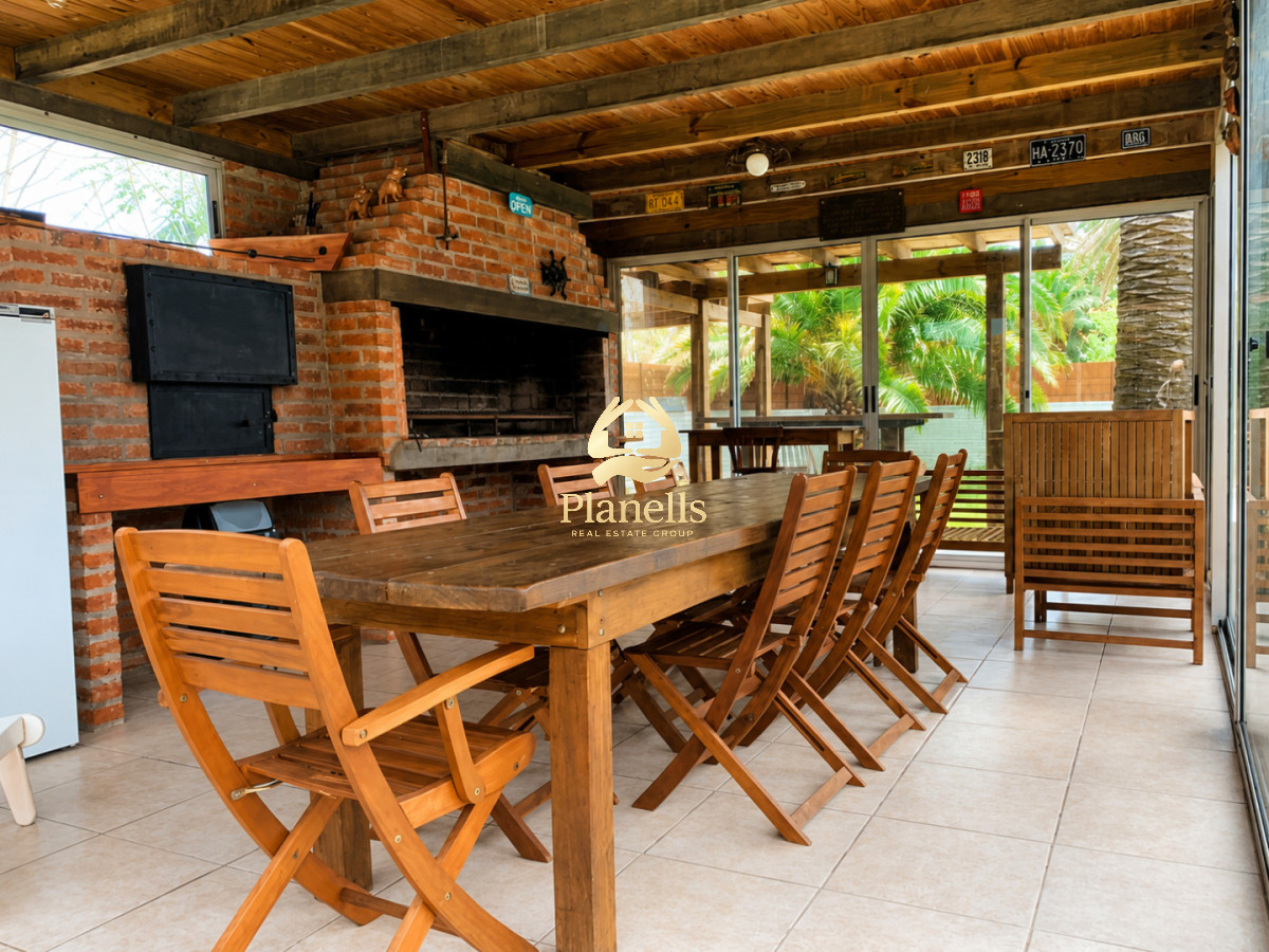 Casa ID.4590 - Espectacular Casa de 6 Dormitorios, Piscina y Barbacoa en la Península de Punta del Este