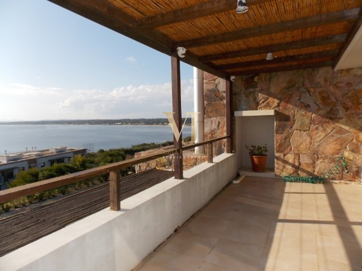 Apartamento ID.898 - Excelente y amplio departamento duplex en venta de 3 dormitorios mas dependencia con parrillero, Punta Ballena