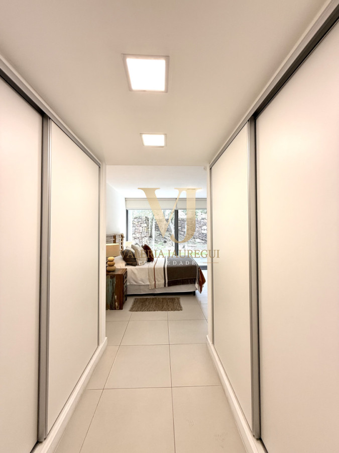 Apartamento ID.896 - Venta de hermoso departamento de 2 dormitorios más parrillero en Punta Ballena 