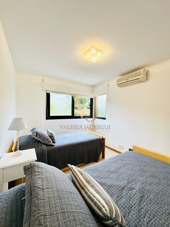 Apartamento ID.898 - Excelente y amplio departamento duplex en venta de 3 dormitorios mas dependencia con parrillero, Punta Ballena