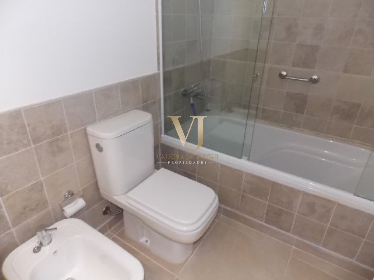 Apartamento ID.898 - Excelente y amplio departamento duplex en venta de 3 dormitorios mas dependencia con parrillero, Punta Ballena