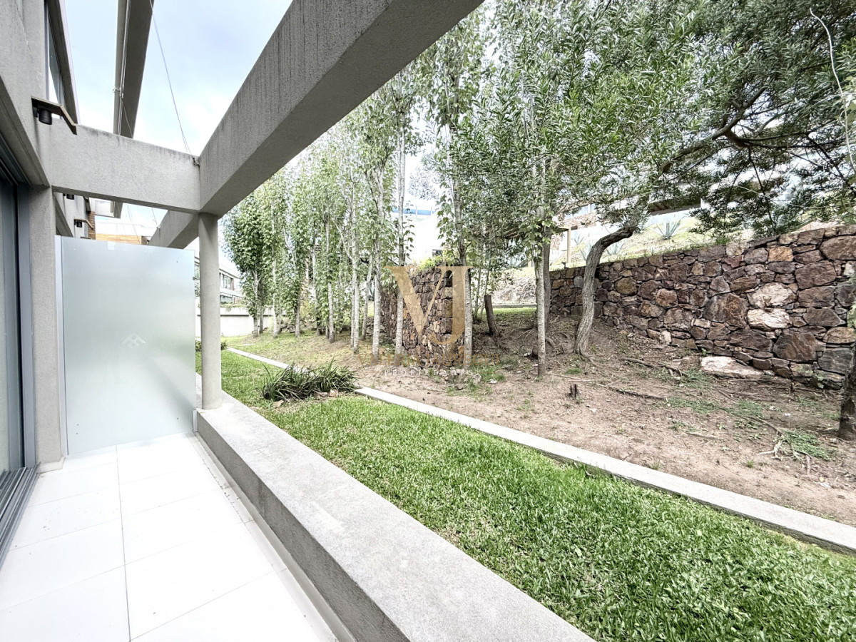 Apartamento ID.896 - Venta de hermoso departamento de 2 dormitorios más parrillero en Punta Ballena 