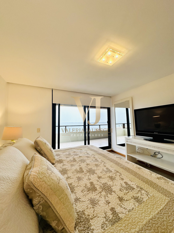 Apartamento ID.898 - Excelente y amplio departamento duplex en venta de 3 dormitorios mas dependencia con parrillero, Punta Ballena