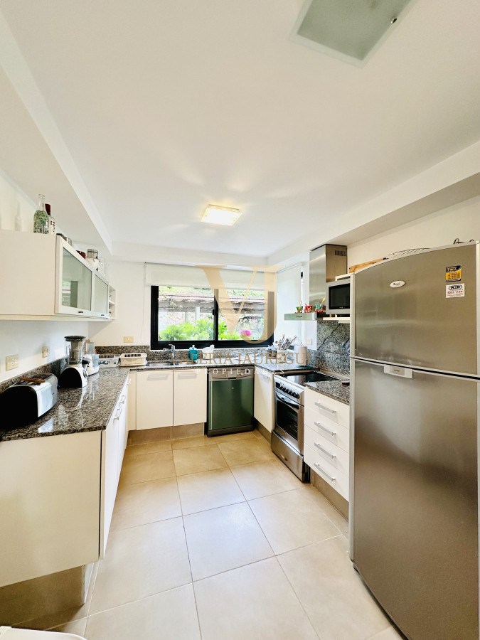 Apartamento ID.898 - Excelente y amplio departamento duplex en venta de 3 dormitorios mas dependencia con parrillero, Punta Ballena
