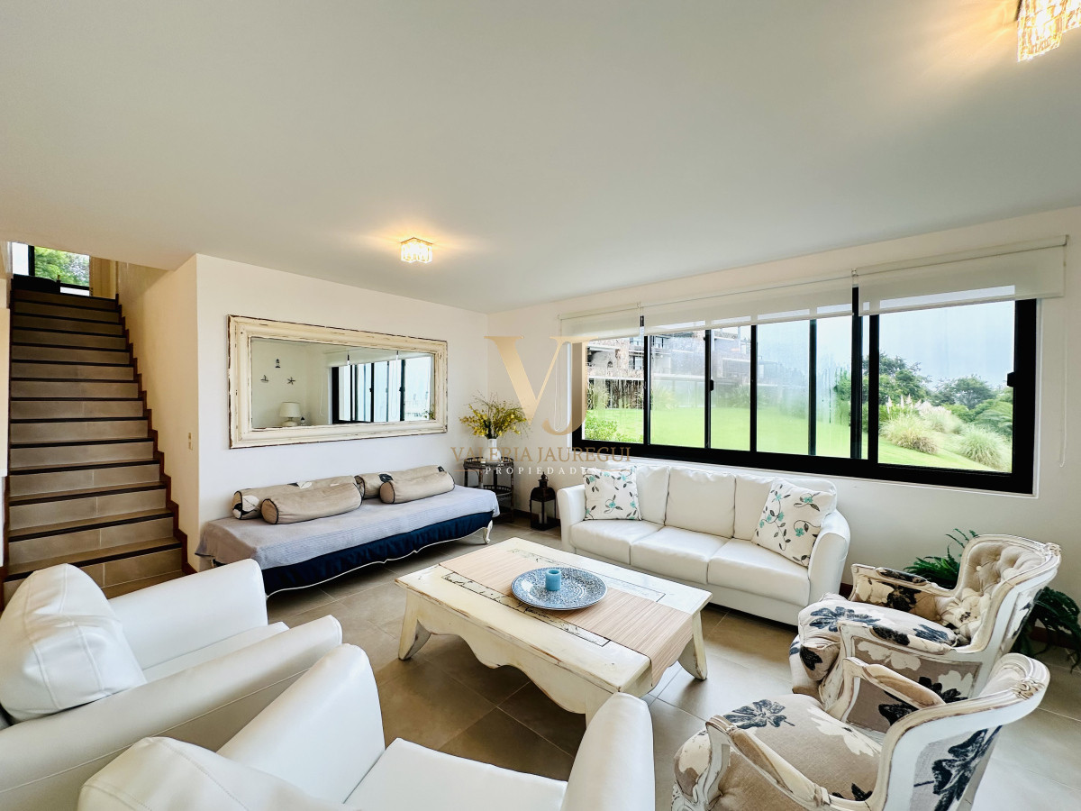 Apartamento ID.898 - Excelente y amplio departamento duplex en venta de 3 dormitorios mas dependencia con parrillero, Punta Ballena