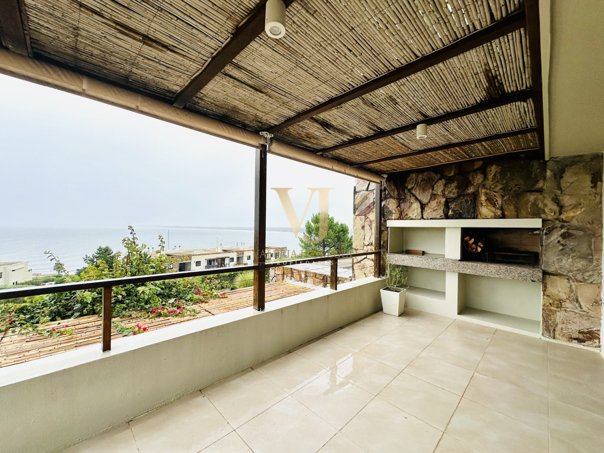 Apartamento ID.898 - Excelente y amplio departamento duplex en venta de 3 dormitorios mas dependencia con parrillero, Punta Ballena
