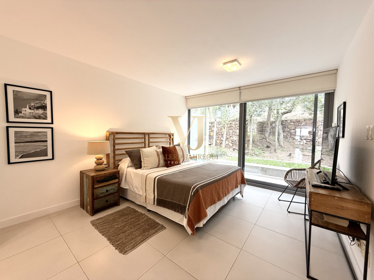 Apartamento ID.896 - Venta de hermoso departamento de 2 dormitorios más parrillero en Punta Ballena 