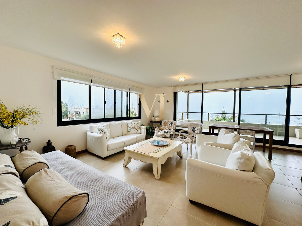 Apartamento ID.898 - Excelente y amplio departamento duplex en venta de 3 dormitorios mas dependencia con parrillero, Punta Ballena
