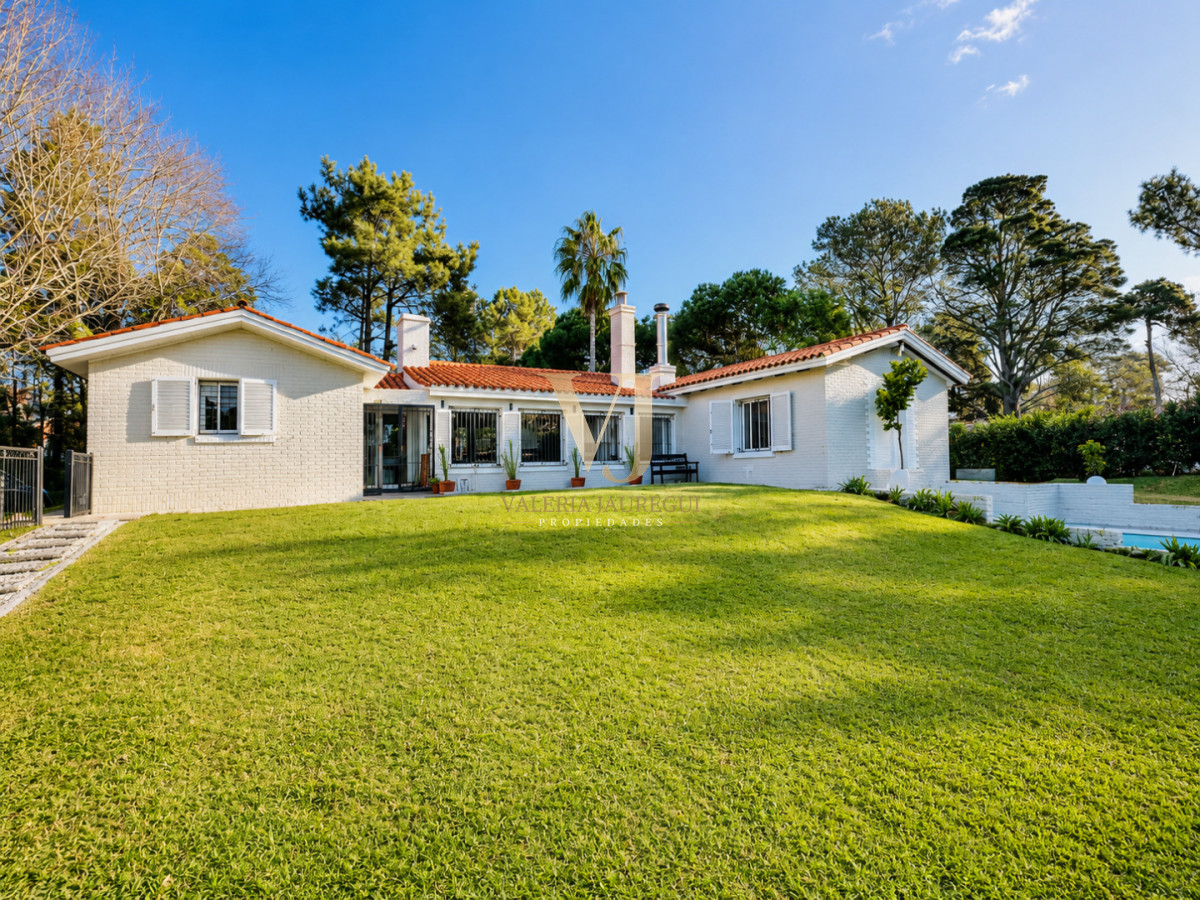 Casa ID.894 - Espectacular Casa Moderna de 5 Dormitorios con Piscina Climatizada en Alquiler de Temporada