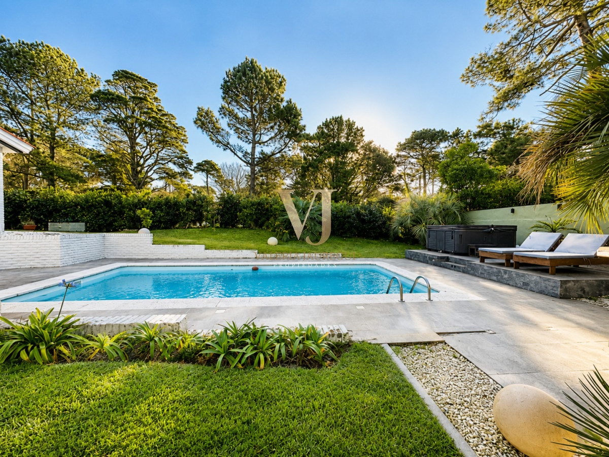 Casa ID.894 - Espectacular Casa Moderna de 5 Dormitorios con Piscina Climatizada en Alquiler de Temporada
