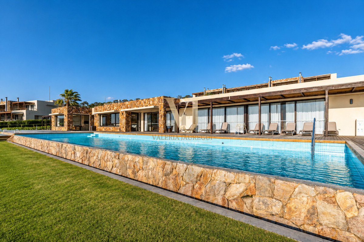 Apartamento ID.898 - Excelente y amplio departamento duplex en venta de 3 dormitorios mas dependencia con parrillero, Punta Ballena