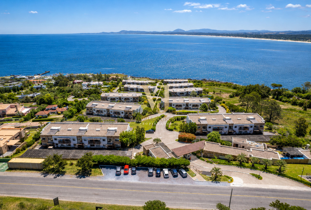 Apartamento ID.898 - Excelente y amplio departamento duplex en venta de 3 dormitorios mas dependencia con parrillero, Punta Ballena