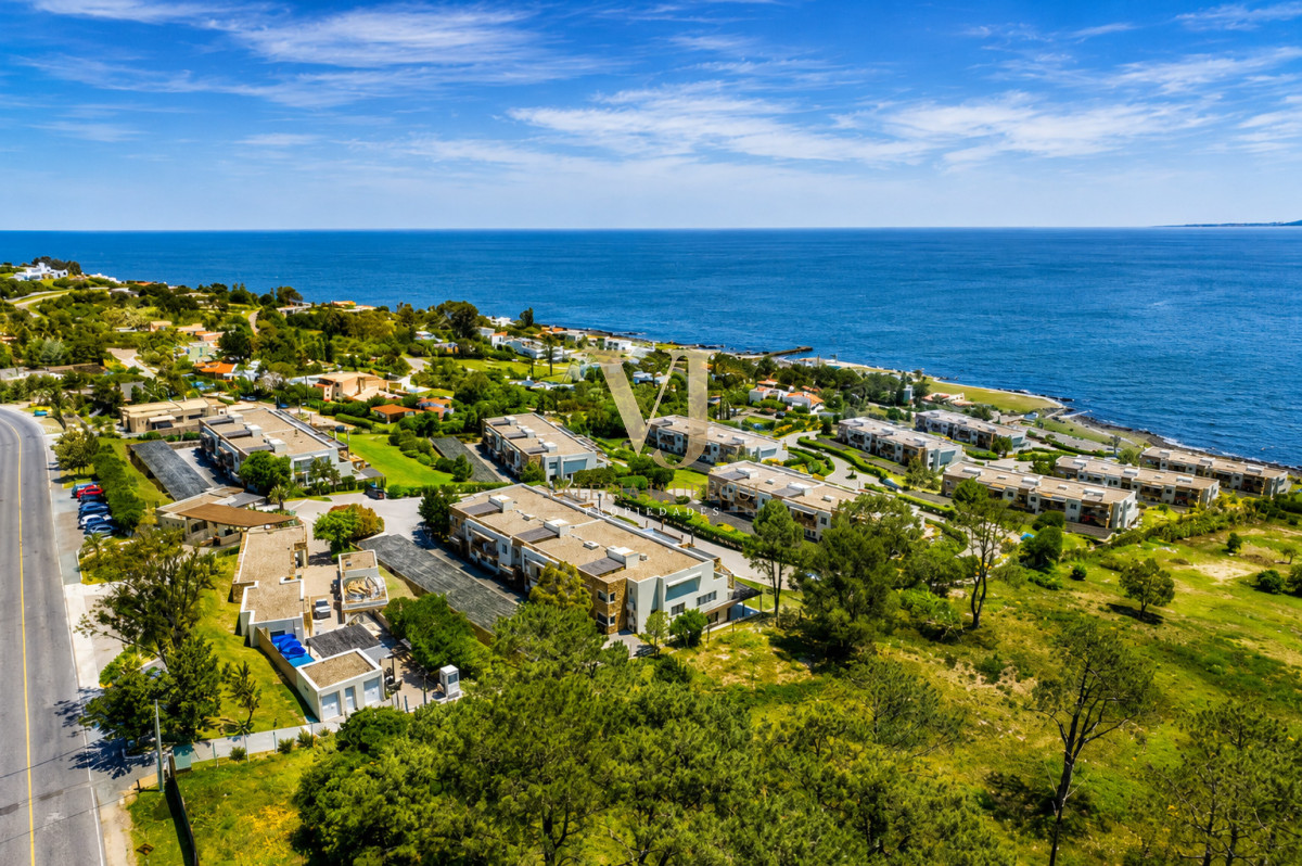 Apartamento ID.898 - Excelente y amplio departamento duplex en venta de 3 dormitorios mas dependencia con parrillero, Punta Ballena