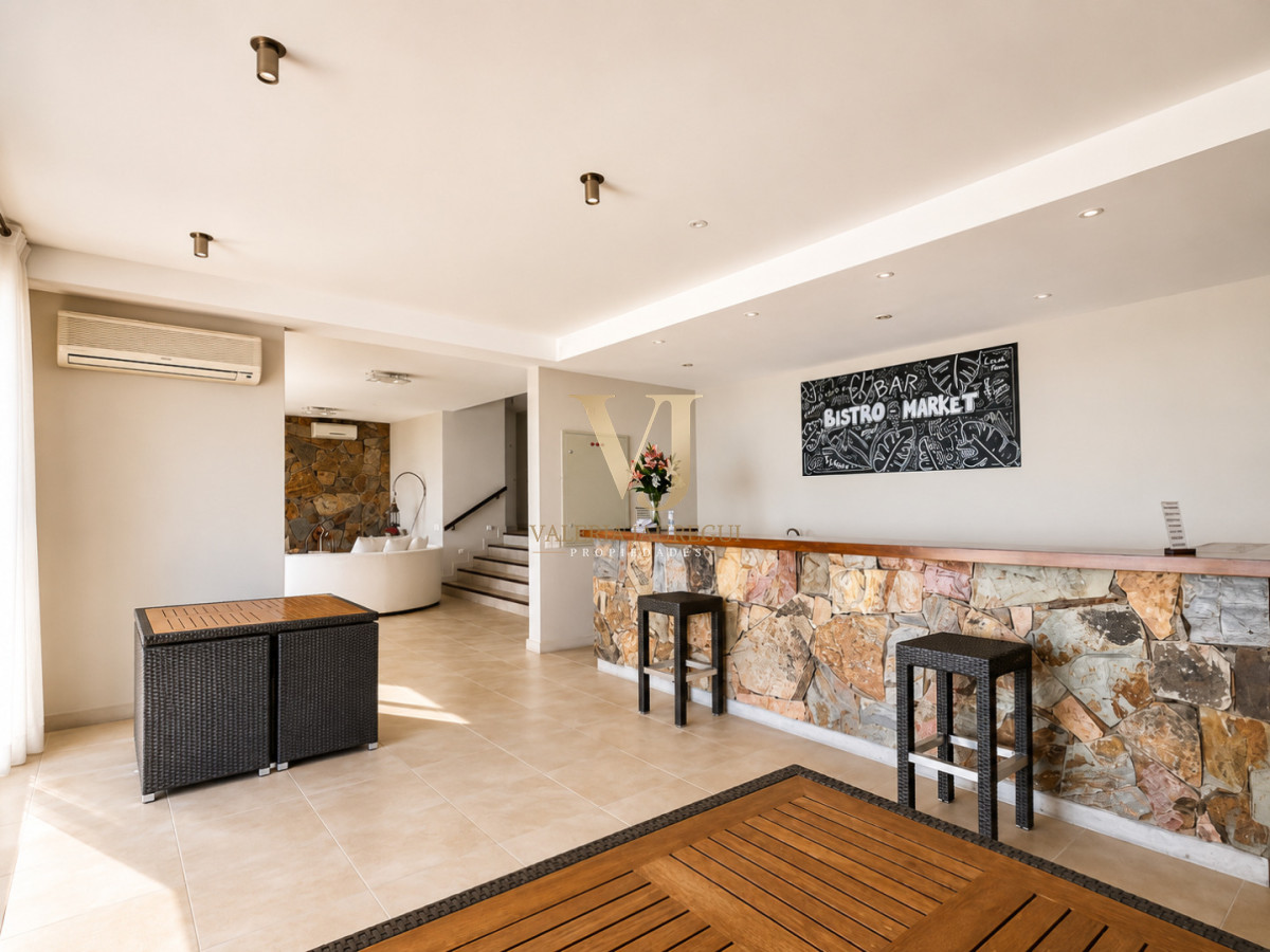 Apartamento ID.898 - Excelente y amplio departamento duplex en venta de 3 dormitorios mas dependencia con parrillero, Punta Ballena