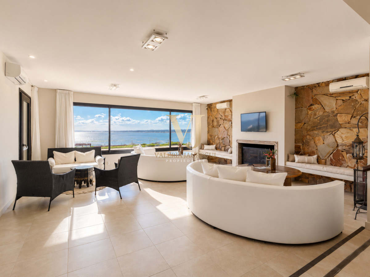 Apartamento ID.898 - Excelente y amplio departamento duplex en venta de 3 dormitorios mas dependencia con parrillero, Punta Ballena