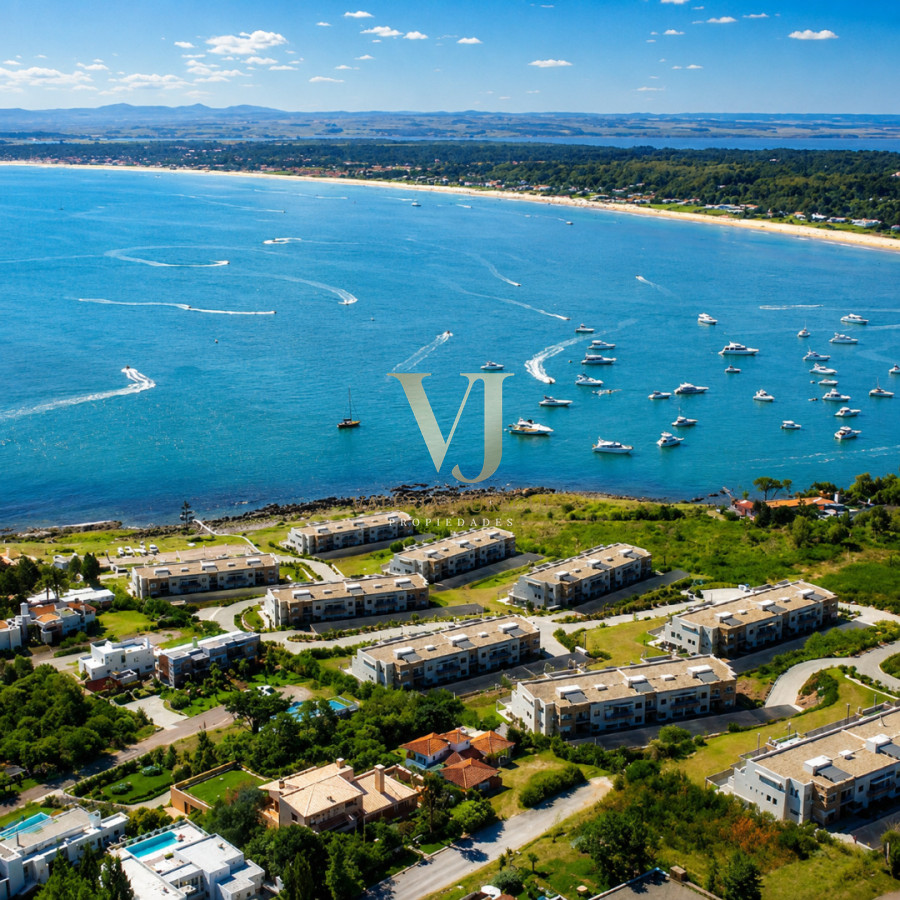 Apartamento ID.898 - Excelente y amplio departamento duplex en venta de 3 dormitorios mas dependencia con parrillero, Punta Ballena