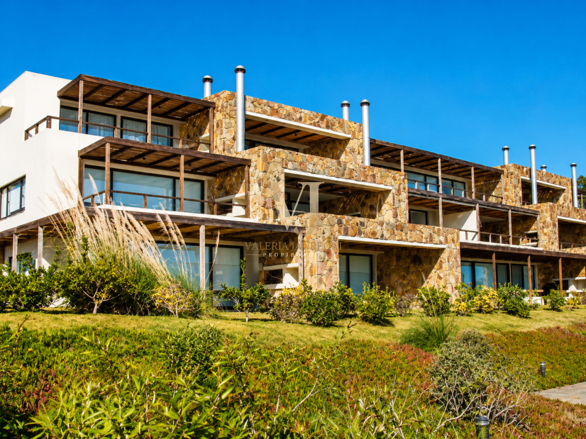 Apartamento ID.898 - Excelente y amplio departamento duplex en venta de 3 dormitorios mas dependencia con parrillero, Punta Ballena