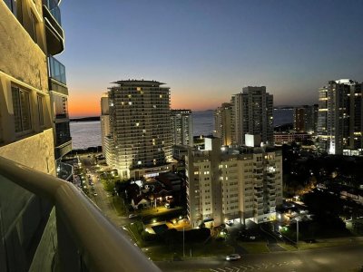 Moderno Apartamento de 2 Dormitorios en Venta, Playa Mansa 