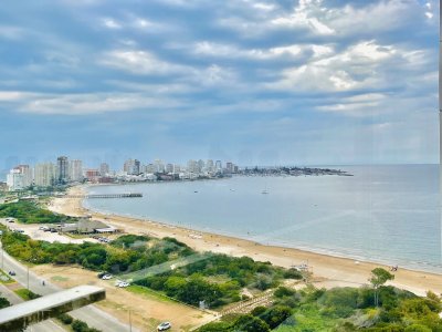 Oportunidad en Venta - Apartamento de 2 Dormitorios + Dependencia y Vista al Mar en Playa Mansa